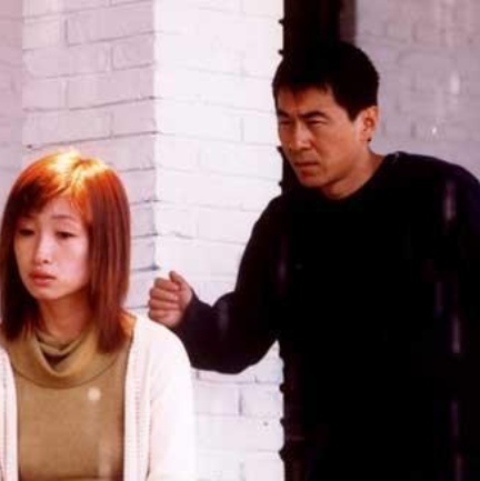 美女把尿口扒开给男生舔